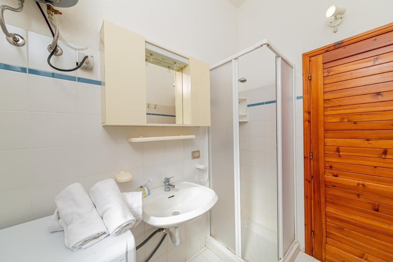 Appartamento Trilocale Le Canne 6 Posti Letto Con Giardino San Teodoro  Dış mekan fotoğraf